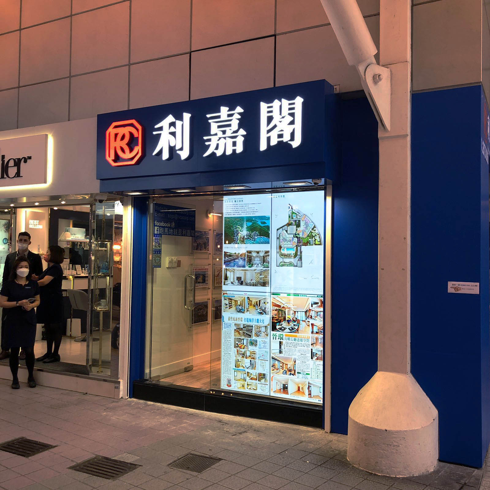 比起以往平面海報，電子屏幕可以分成多格，支援同時播出動畫、新聞和航拍影片，同時亦可展示地圖、樓盤名稱和公司Logo，形式任君選擇。