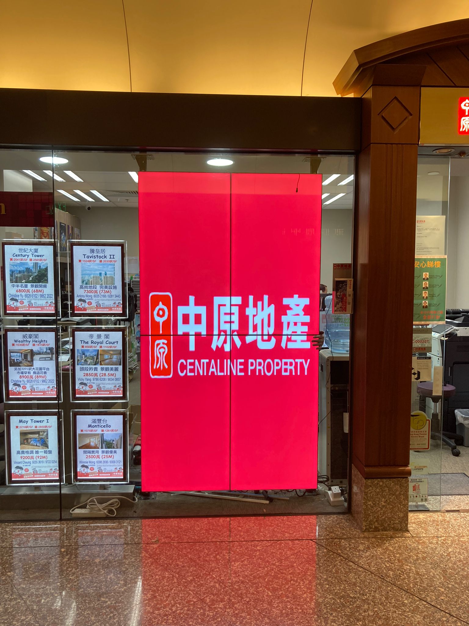 Video Wall (LCD)拼接屏幕可自由組合佈局,無論是直倒或橫倒、水平或垂直拼接,可以變化成多種佈局組合,切合不同環境及場景需要。