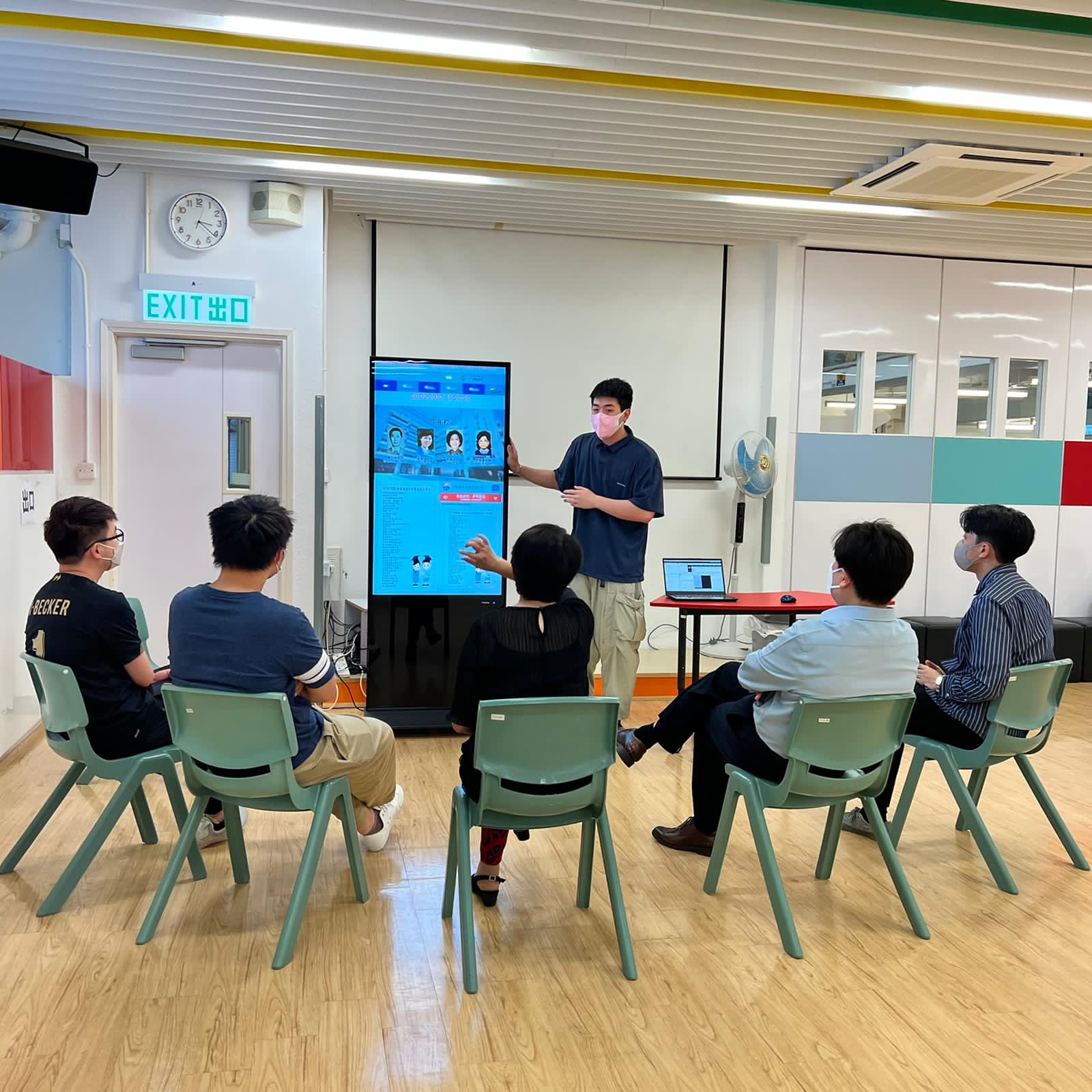 以小組形式安排專人教學，深入了解軟硬件的不同應用及操作。
