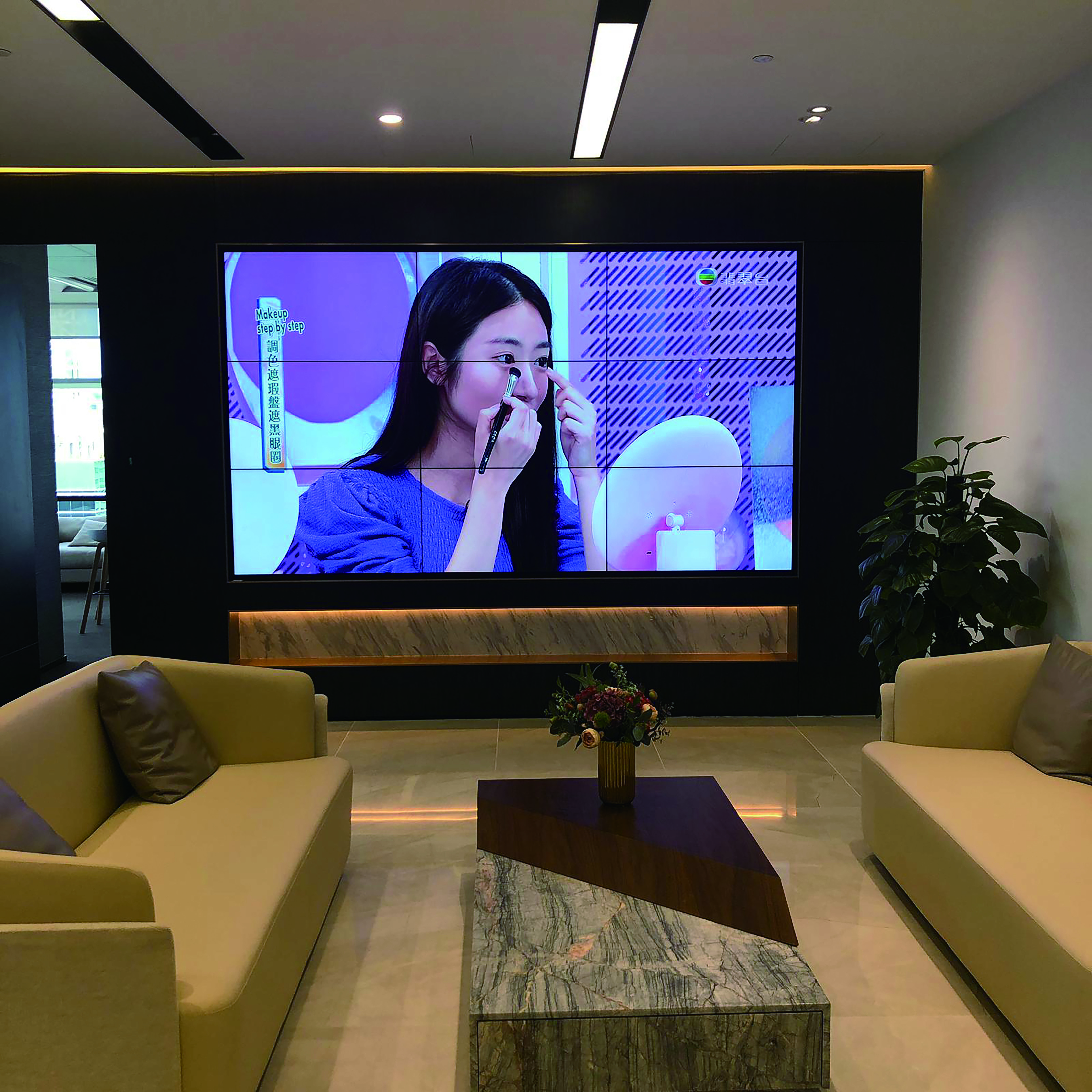 Video Wall (LCD)拼接屏幕可自由組合佈局,無論是直倒或橫倒、水平或垂直拼接,可以變化成多種佈局組合,切合不同環境及場景需要。