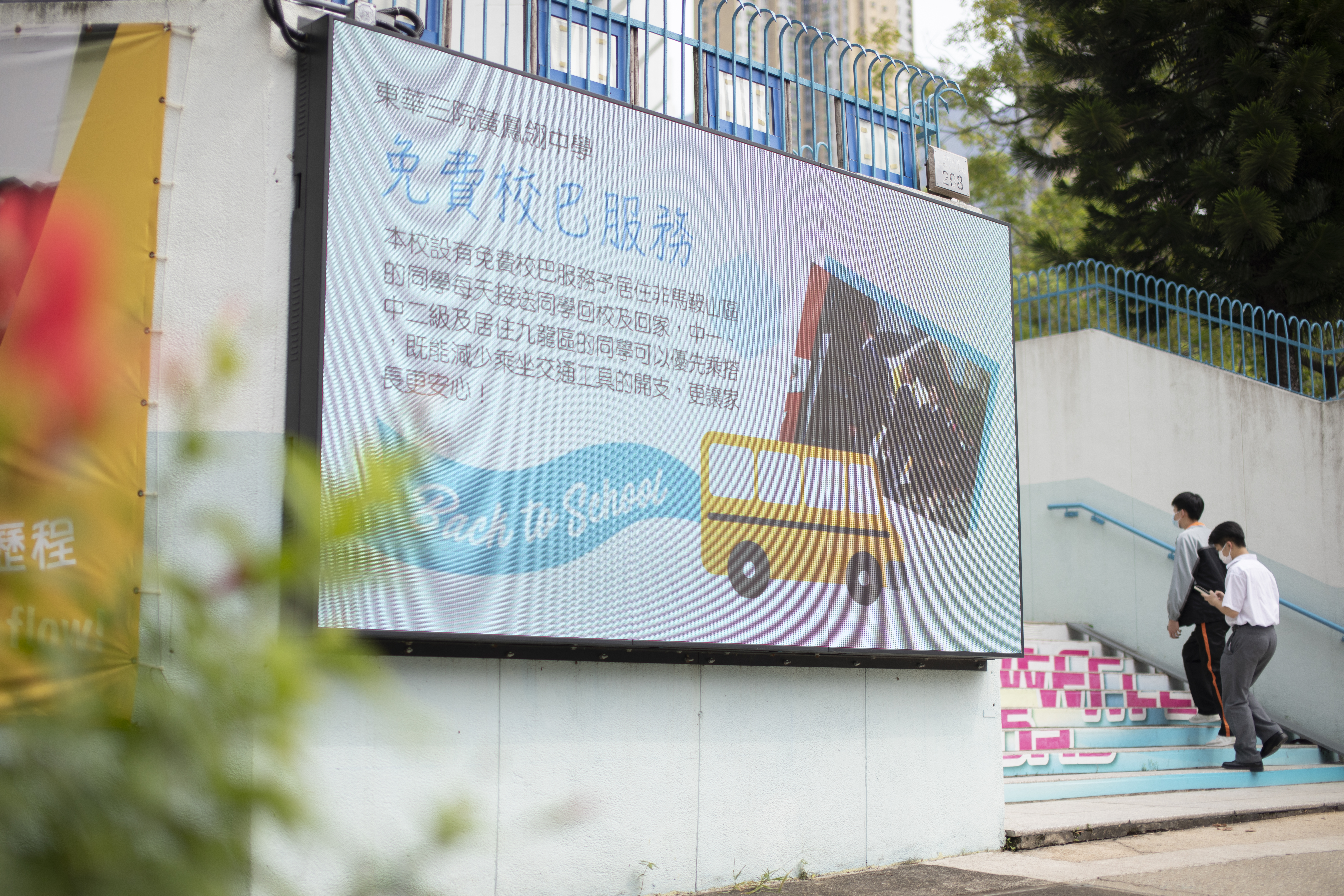 LED Wall適合於戶外環境，因為夠大夠光，因此常見於建築物牆身，從遠處已清楚看到巨型屏幕上的影像，成為矚目焦點。